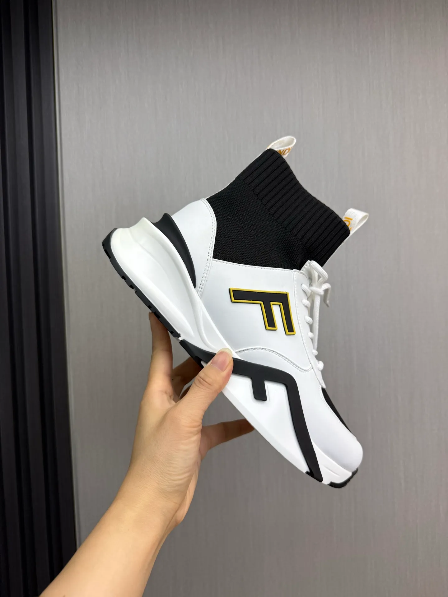 Men's men's shoes 💰560💰 Fendi [Fendi] hot style is on the market 🔥Fashionable casual men's shoes 🔱 Made of original brand fly knit fabric. Original cowhide + breathable mesh lining + sheepskin feet. Perfect shape and top quality, you deserve it 🔜Original rubber outsole, ultra-light, non-slip and wear-resistant 👣 Standard size 38-44